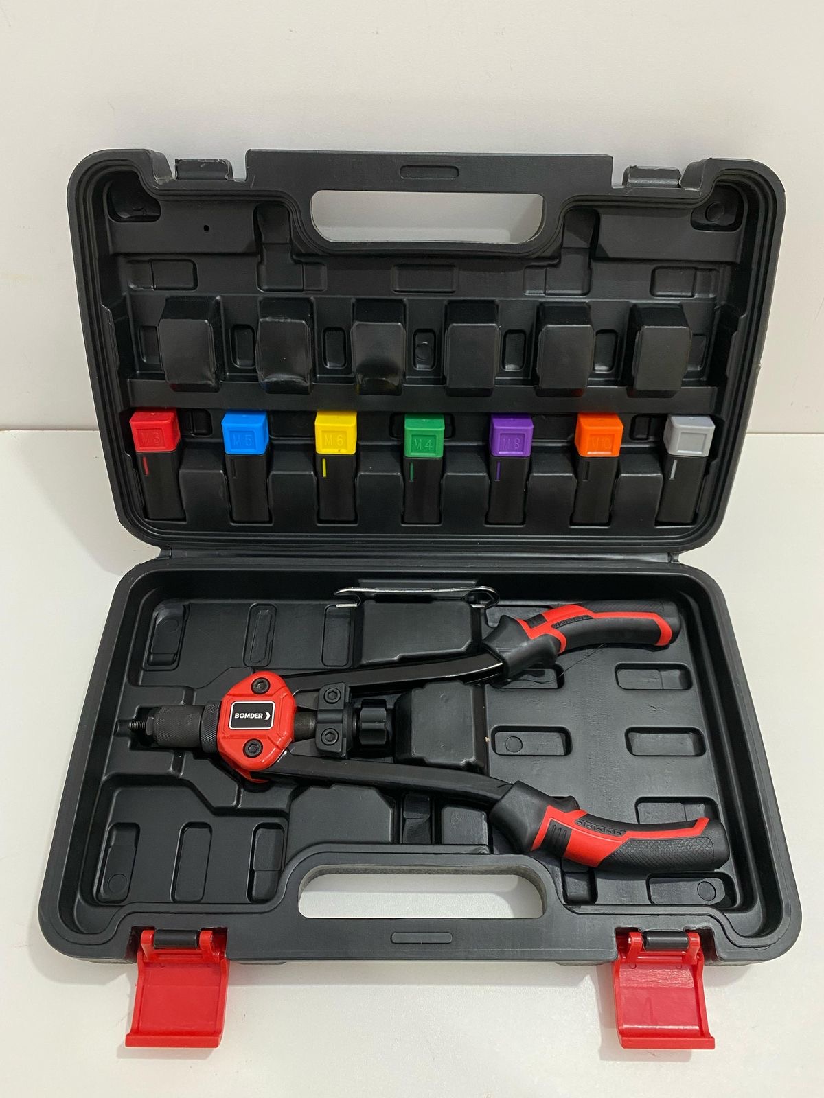 Revitadera de tuercas roscable